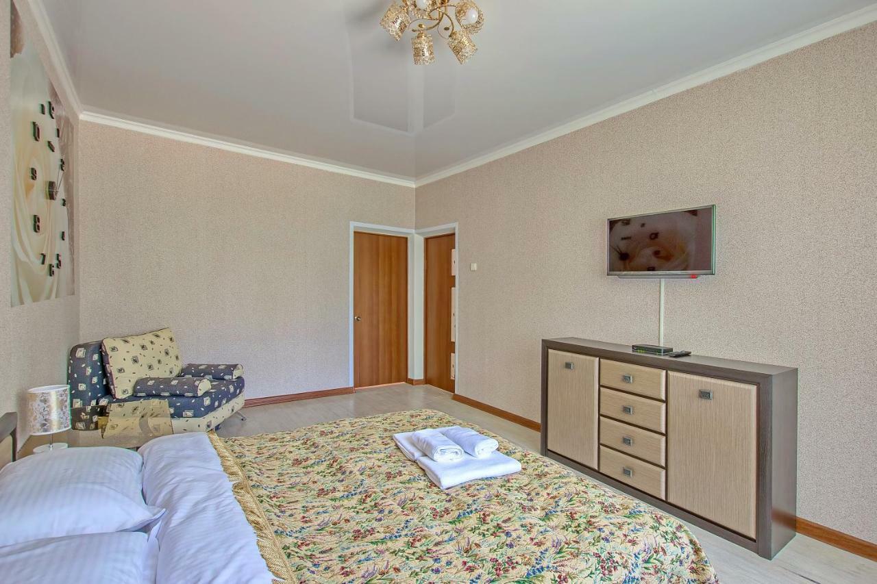 Cozy Apartment On Rozybakiev 145. Atakent Алма Ата Екстериор снимка